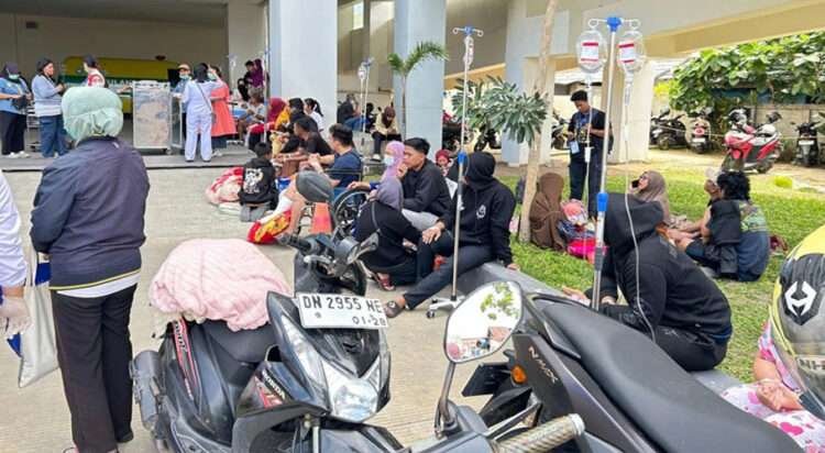 Patients are evacuated outside a local hospital following an earthquake in Palu, Central Sulawesi, Indonesia Tuesday, June 16, 2026. (AP Photo/Taufan Bustan)
