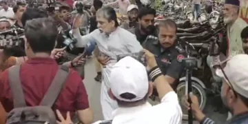 PTI Sindh held a protest at Fountain Chowk on August 5 in connection with the Kashmir issue. Police used force to disperse the protesters and arrested several PTI workers, including party leader Masroor Sial. (Screengrab)