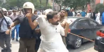 Police personnel allegedly assaulted Aaj News court reporter Natiq Rehan, stopped him from performing his professional duties, detained him, and placed him in a prisoner van. (Screengrab)
